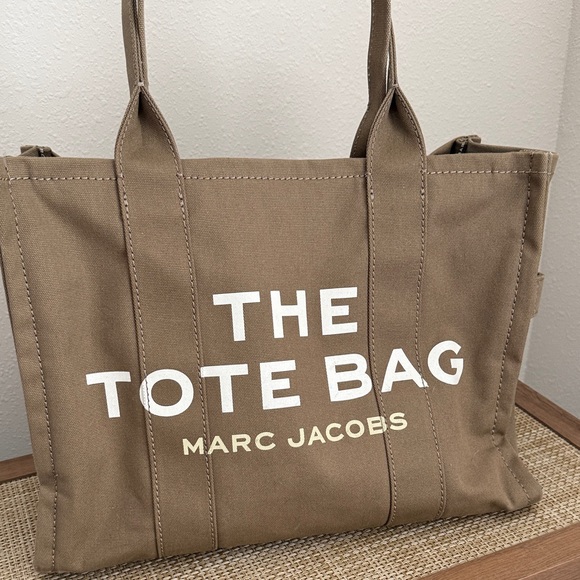 Marc Jacobs Sage Green color Medium Tote Bag - Picture 2 of 10